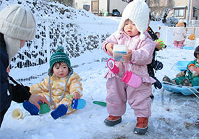 	雪遊び「つめたいね〜」	