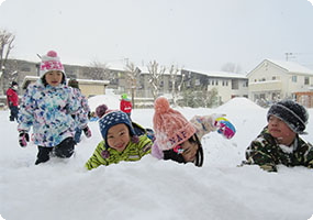 雪遊び　「たくさん　つもったね」	