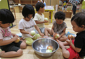 	そら組（2歳児）給食さんの手伝い	